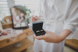 Die Eheringe des Paares vor der Hochzeit auf einem Weingut in Würzburg festgehalten von Hochzeitsfotografin Conny Schöffmann Photography, Würzburg