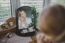 Die Braut beim Getting Ready für ihre Weinguthochzeit in Würzburg festgehalten von Hochzeitsfotografin Conny Schöffmann Photography, Würzburg