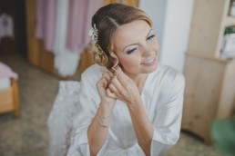 Das Getting Ready der Braut vor der Hochzeit auf einem Weingut fotografiert von Hochzeitsfotografin Conny Schöffmann Photography aus Würzburg