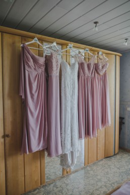 Das Brautkleid und die Brautjungfernkleider für eine Weinguthochzeit, festgehalten von Hochzeitsfotografin Conny Schöffmann Photography aus Würzburg