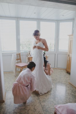 Die Braut beim Getting Ready ihrer Weinguthochzeit festgehalten von Hochzeitsfotografin Conny Schöffmann Photography, Würzburg