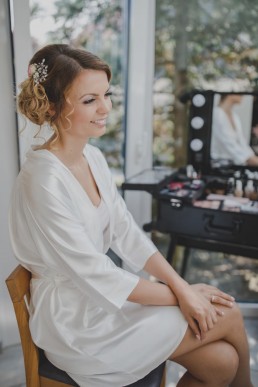 Braut beim Getting Ready der Weinguthochzeit, fotografiert von Conny Schöffmann Photography, der Hochzeitsfotografin aus Würzburg