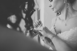 Braut mit ihrer Mutter beim Getting Ready ihrer Würzburger Weinguthochzeit festgehalten von Hochzeitsfotografin Conny Schöffmann Photography, Würzburg