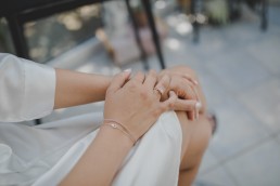 Verlobungsring der Braut an ihrem Hochzeitstag auf einem Weingut in Würzburg festgehalten von Hochzeitsfotografin Conny Schöffmann Photography, Würzburg