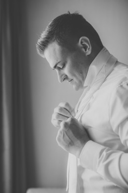 Portrait Bräutigam beim Getting Ready der Weingut Hochzeit in Würzburg, fotografiert von Hochzeitsfotografin Conny Schöffmann Photography, Würzburg