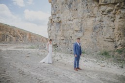 First Look von Braut un Bräutigam bei der Weingut Hochzeit in Würzburg, fotografiert von Conny Schöffmann Photography, Hochzeitsfotograf in Würzburg