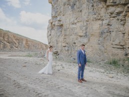 First Look von Braut un Bräutigam bei der Weingut Hochzeit in Würzburg, fotografiert von Conny Schöffmann Photography, Hochzeitsfotograf in Würzburg