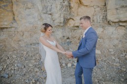 Lockere Paarfotos in Würzburg von Conny Schöffmann Photography, Hochzeitsfotografin der Weingut Hochzeit