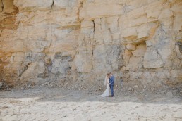 Natürliche Hochzeitsfotos im Steinbruch mit Hochzeitsfotograf Conny Schöffmann Photography bei der Weingut Hochzeit in Würzburg