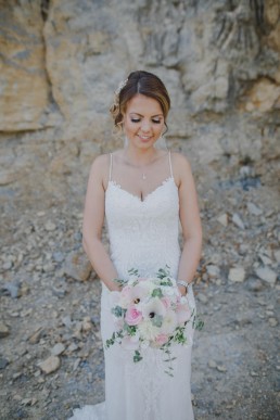 Portrait der Braut mit Brautkleid und lockerer Brautstrauß bei der Weingut Hochzeit in Würzburg von Conny Schöffmann Photography