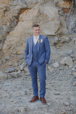 Portrait Bräutigam bei der Weingut Hochzeit in Würzburg von Conny Schöffmann Photography