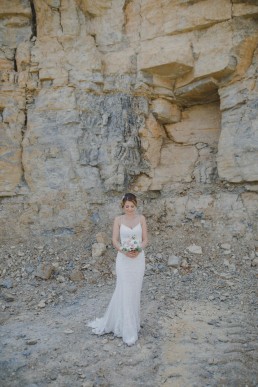 Portrait Braut mit Blumen bei der Weingut Hochzeit in Würzburg, fotografiert von Hochzeitsfotograf Conny Schöffmann Photography