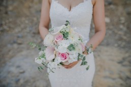 Brautstrauß mit Blumen und Eukalyptus für Weingut Hochzeit in Würzburg, Foto von Conny Schöffmann Photography, Hochzeitsfotograf Würzburg