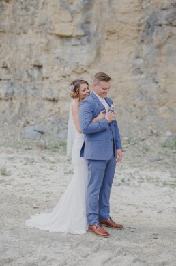 Emotionales Hochzeitsfoto beim First Look der Weingut Hochzeit im Steinbruch bei Würzburg, festgehalten von Hochzeitsfotografin Conny Schöffmann Photography, Würzburg