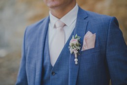 Ansteckblume Bräutigam bei der Weingut Hochzeit in Würzburg von Hochzeitsfotografin Conny Schöffmann Photography, Würzburg