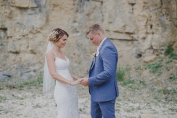 Fotoshooting des Brautpaars mit Conny Schöffmann Photography bei der Weingut Hochzeit in Würzburg fotografiert von Hochzeitsfotografin Conny Schöffmann Photography, Würzburg