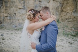 Emotionale Hochzeitsfotos im Steinbruch bei der Weingut Hochzeit Würzburg von Hochzeitsfotografin Conny Schöffmann Photography