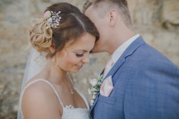 Portrait von der Braut mit Hochsteckfrisur und wunderschönem Hochzeitskleid, fotografiert von Conny Schöffmann Photography in Würzburg