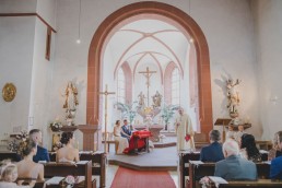 Pfarrer und Gäste bei der Kirchlichen Trauung in Würzburg, fotografiert von Conny Schöffmann Photography, Würzburg