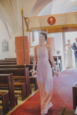 Einzug in die Kirche von Braut und Trauzeugin, festgehalten von Conny Schöffmann Photography Würzburg