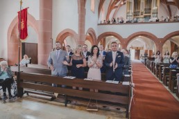 Applaus von Hochzeitsgästen nach der Trauung in Würzburg bei der Weingut Hochzeit von Conny Schöffmann Photography