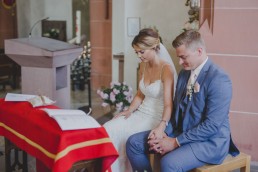 Brautpaar in der Kirche, fotografiert von Conny Schöffmann Photography, Hochzeitsfotograf Würzburg