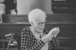 Oma mit Freudentränen in den Augen bei der Weingut Hochzeit in Würzburg von Conny Schöffmann Photography, Würzburg