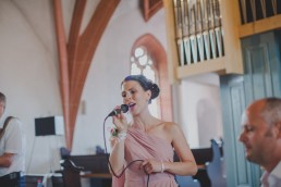 Musik bei Trauung in Würzburg, Portrait der Sängerin festgehalten von Hochzeitsfotografin Conny Schöffmann Photography, Würzburg