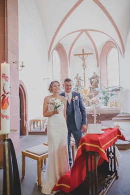 Brautpaar in der Kirche bei ihrer Hochzeit in Würzburg, Foto von Conny Schöffmann Photography