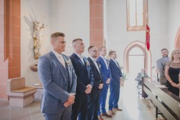 Bräutigam und Groomsmen warten auf die Braut, fotografiert von Hochzeitsfotografin Conny Schöffmann Photography