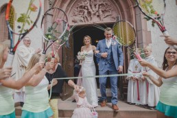 Auszug aus der Kirche nach der Trauung, Hochzeitsfotos von Conny Schöffmann Photography