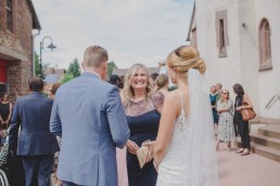 Gratulationen bei der Hochzeitsreportage von Conny Schöffmann Photography, Hochzeitsfotograf Würzburg