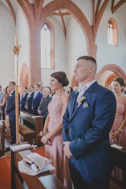 Gäste in der Kirche bei der Hochzeitsreportage in Würzburg von Conny Schöffmann Photography