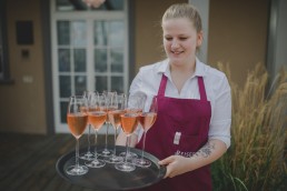 Sektempfang bei sommerlicher Weingut Hochzeit von Conny Schöffmann Photography, Hochzeitsfotografin Würzburg