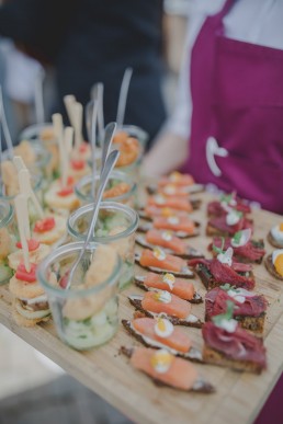 Flying Buffet bei Weingut Hochzeit Weingut am Stein Würzburg von Hochzeitsfotografin Conny Schöffmann Photography