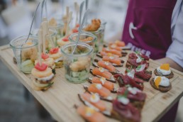 Flying Buffet bei der sommerlichen Weingut Hochzeit in Würzburg, Food Foto von Conny Schöffmann Photography