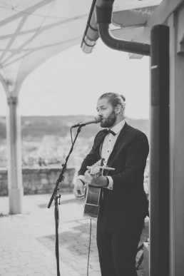 Hochzeitssänger Marius Macht Musik bei Weingut Hochzeit Würzburg, fotografiert von Conny Schöffmann Photography