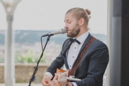 Hochzeit im Freien mit Musiker Marius Hochzeitsmusiker in Würzburg, fotografiert von Conny Schöffmann Photography, Hochzeitsfotograf Würzburg