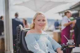 Portrait Gast bei der Weingut Hochzeit über Würzburg fotografiert von Conny Schöffmann Photography