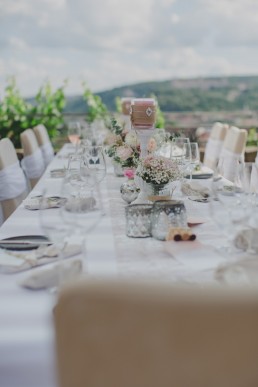 Tischdekoration bei der Weingut Hochzeit in Würzburg von Conny Schöffmann Photography mit Ausblick über ganz Würzburg