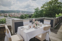 Weingut Hochzeit in Würzburg mit Aussicht über Würzburg, fotografiert von Conny Schöffmann Photography, Würzburg