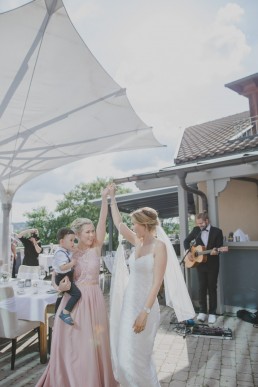 Braut und Freundin beim Tanzen bei ihrer Weingut Hochzeit in Würzburg, fotografiert von Conny Schöffmann Photography