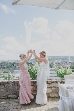 Braut mit Trauzeugin bei Weingut Hochzeit im Freien, fotografiert von Conny Schöffmann Photography, Hochzeitsfotograf Würzburg