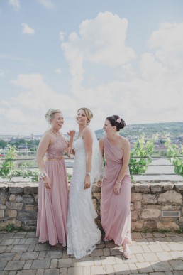 Braut mit Brautjungfern mit Aussicht über Würzburg, fotografiert von Conny Schöffmann Photography, Hochzeitsfotografin für Weingut Hochzeit in Würzburg