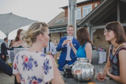 Gäste der Weingut Hochzeit in Würzburg fotografiert von Hochzeitsfotografin Conny Schöffmann Photography