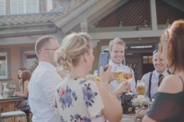 Hochzeitsfotografin Conny Schöffmann Photography fotografiert Gäste bei der Weingut Hochzeit im Freien in Würzburg