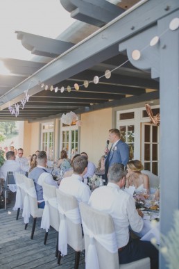 Foto der Ansprache des Bräutigams von Hochzeitsfotografin Conny Schöffmann Photography, Hochzeitsfotografin Würzburg für Weingut Hochzeit & Hochzeit im Freien