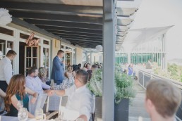 Ansprache des Bräutigams der Weingut Hochzeit in Würzburg fotografiert von Hochzeitsfotografin Conny Schöffmann Photography, Würzburg