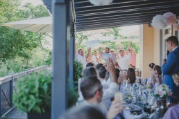 Gäste feiern Bräutigam bei Weingut Hochzeit in Würzburg von Hochzeitsfotografin Conny Schöffmann Photography