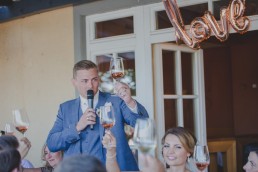 Ansprache des Bräutigam und Anstoßen auf das Brautpaar der Weingut Hochzeit in Würzburg fotografiert von Hochzeitsfotografin Conny Schöffmann Photography aus Würzburg